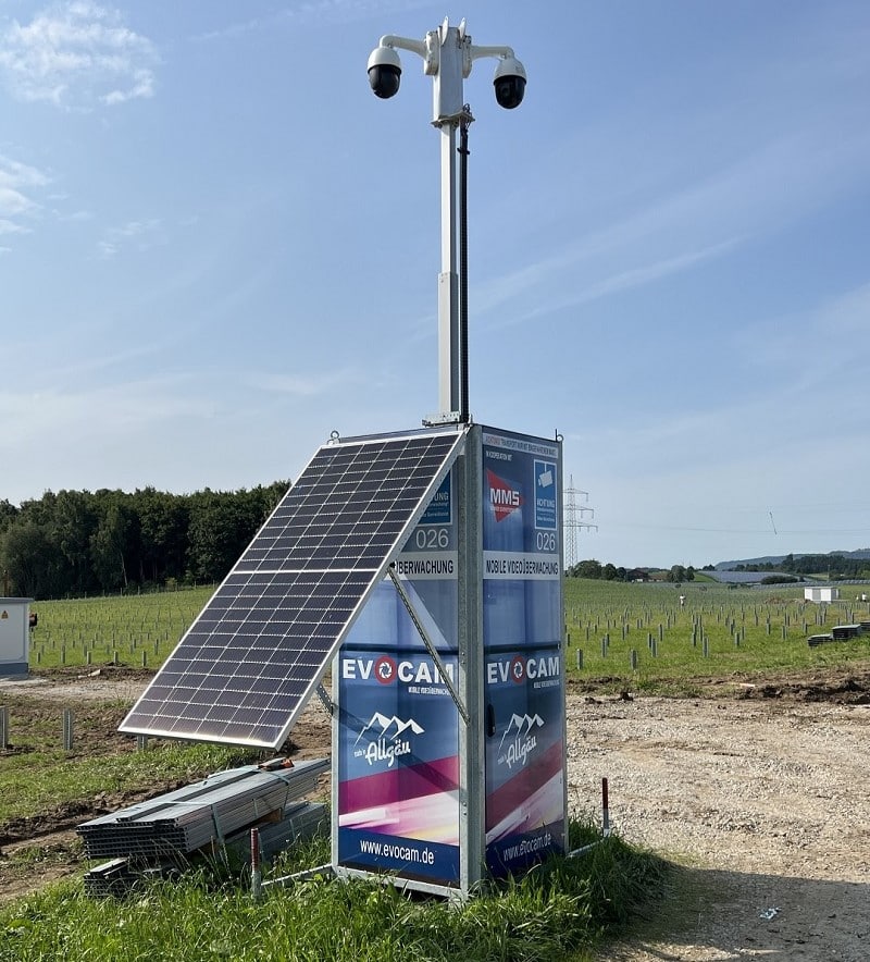 Autarke EVOCAM mit Brennstoffzelle und Solarmodul – mobiler Kameramast zur Baustellenüberwachung im Freien, ohne externe Stromversorgung.
